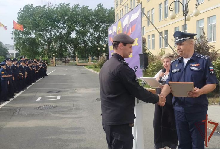 В рамках проекта «Каникулы с Росгвардией» бойцы ОМОН познакомили тюменских кадет со службой спецназа