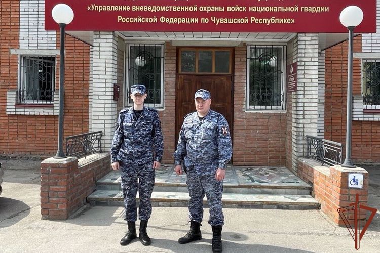 От необдуманного поступка спасли девушку сотрудники Росгвардии в Чебоксарах (видео)