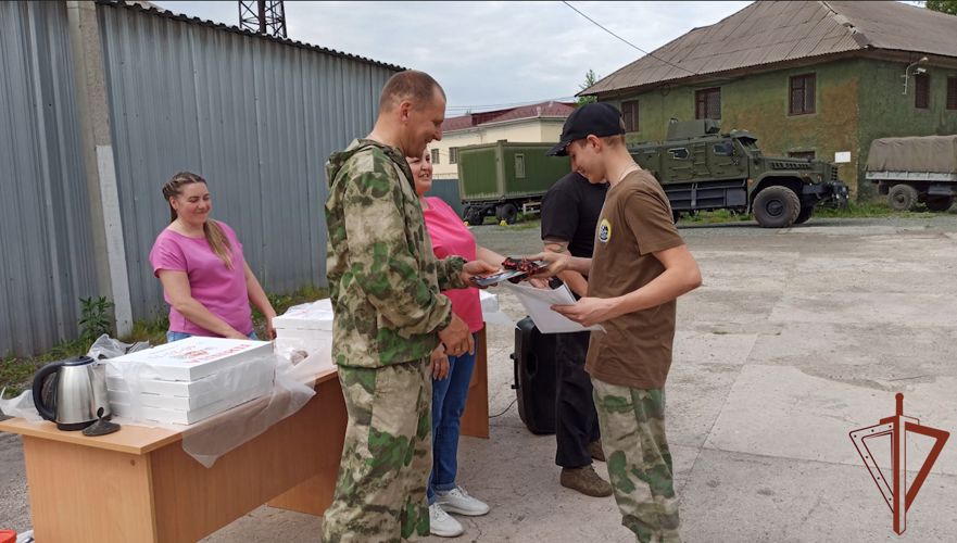 К ведомственному проекту «Каникулы с Росгвардией» присоединились сотрудники нижнетагильского ОМОН 