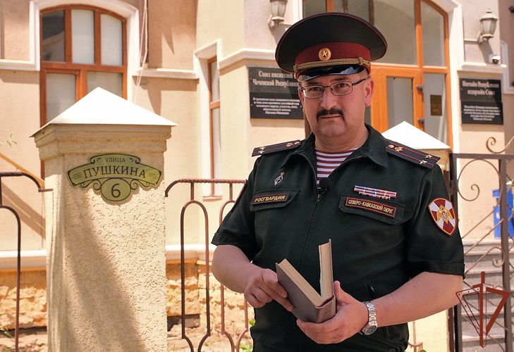 В Грозном росгвардейцы приняли участие в акции ко Дню рождения Александра Пушкина (видео)