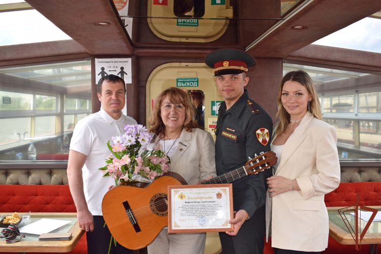  Детям участников СВО из казанского полка Росгвардии организовали прогулку на теплоходе в Татарстане