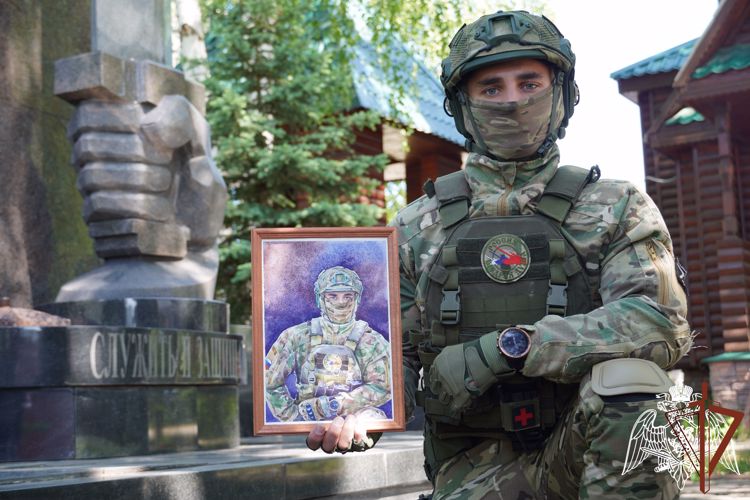 В преддверии Дня России художница из Владимира нарисовала портрет сотрудника костромского ОМОН Росгвардии