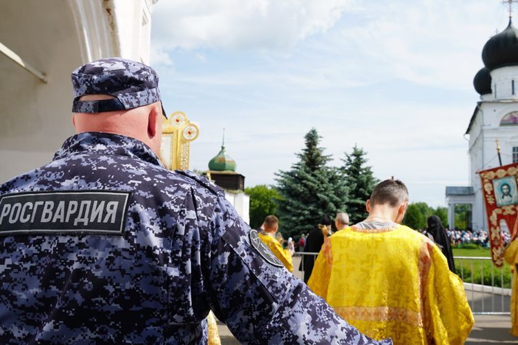   Безопасность участников Великорецкого крестного хода в Кировской области обеспечивают росгвардейцы(видео)