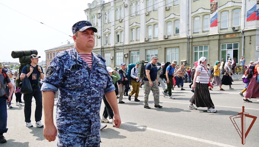   Безопасность участников Великорецкого крестного хода в Кировской области обеспечивают росгвардейцы(видео)