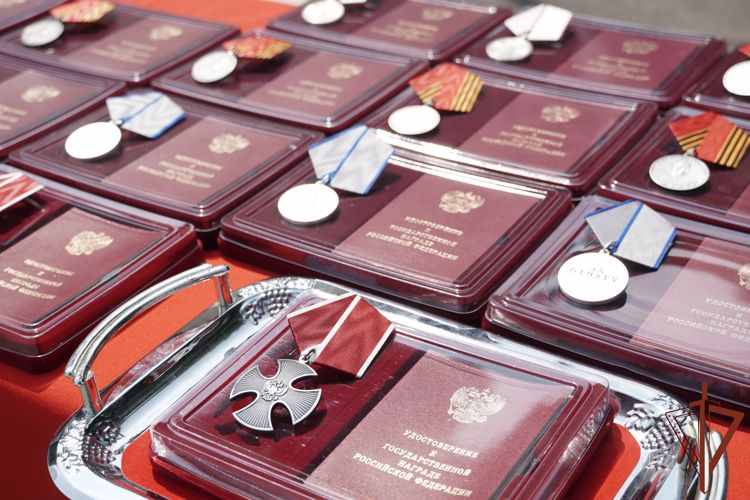 Командующий Центральным округом Росгвардии вручил госнаграды участникам специальной военной операции (видео)