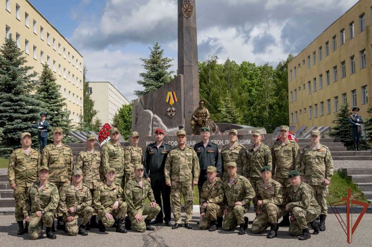 Государственные награды вручил командующий Центральным округом Росгвардии военнослужащим в Московской области