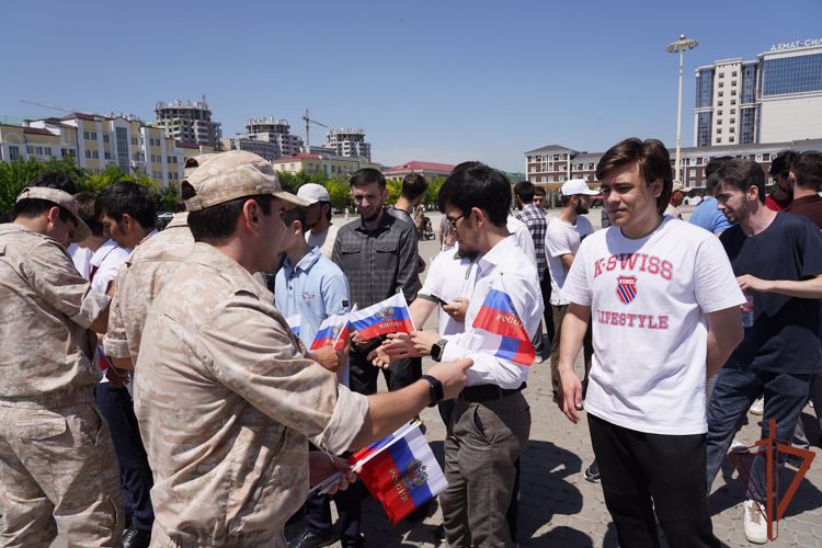 В Грозном Росгвардия провела патриотический флешмоб ко Дню России