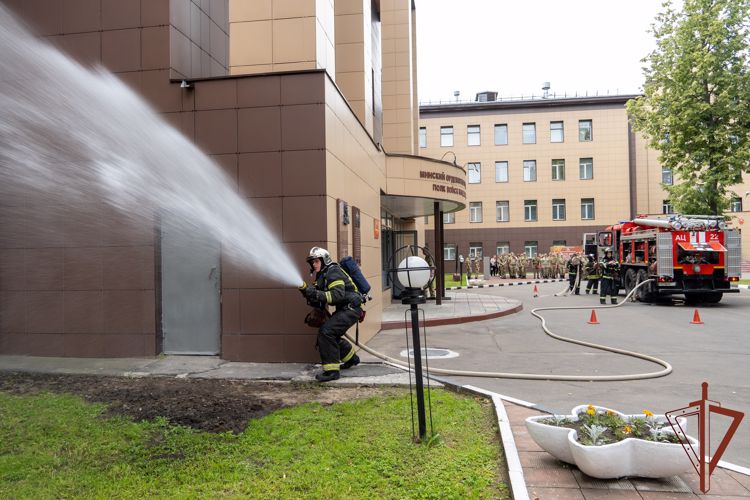 В столичном полку охраны и обеспечения Центрального округа Росгвардии проведена пожарная тренировка