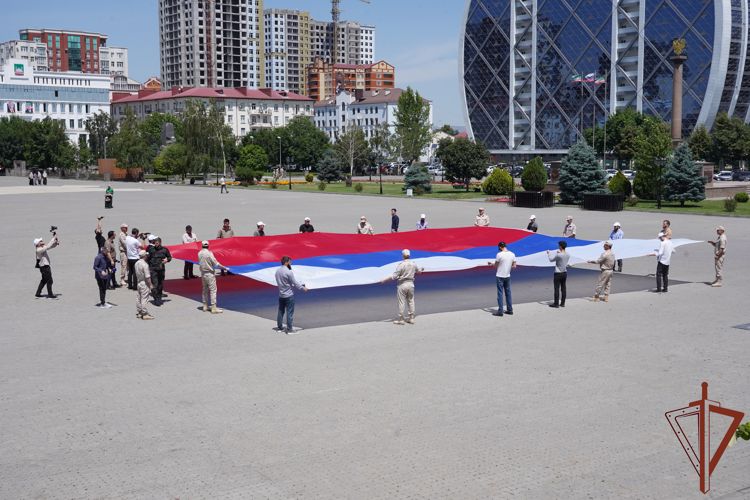 В Грозном Росгвардия провела патриотический флешмоб ко Дню России