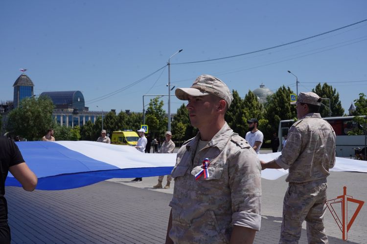 В Грозном Росгвардия провела патриотический флешмоб ко Дню России