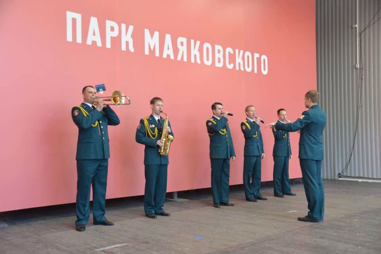 В главном городском парке Екатеринбурга росгвардейцы выступили с концертом  в честь Дня России