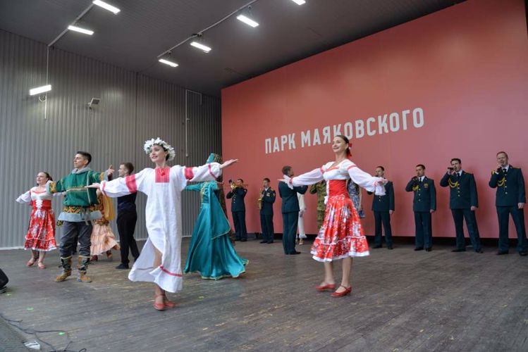 В главном городском парке Екатеринбурга росгвардейцы выступили с концертом  в честь Дня России