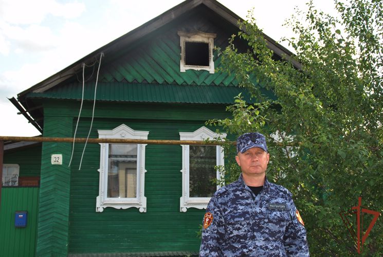  Росгвардеец спас жильцов загоревшегося дома в Кировской области