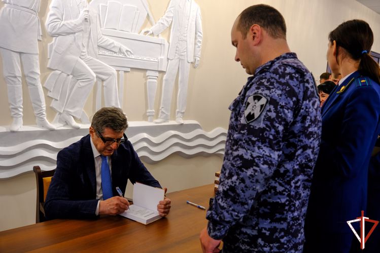 Российский писатель Александр Звягинцев провел творческий вечер для росгвардейцев в Марий Эл 