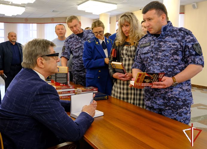 Российский писатель Александр Звягинцев провел творческий вечер для росгвардейцев в Марий Эл 