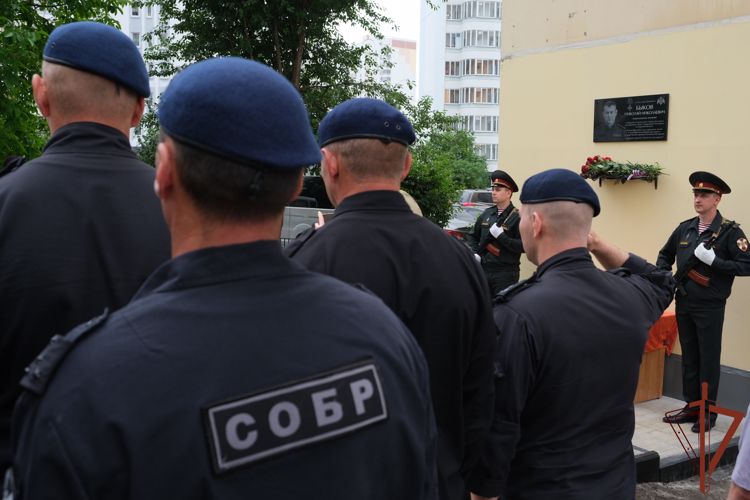 Мемориальную доску погибшему офицеру Росгвардии открыли в Курске