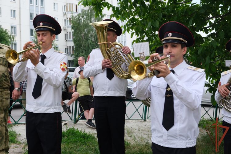 Мемориальную доску погибшему офицеру Росгвардии открыли в Курске