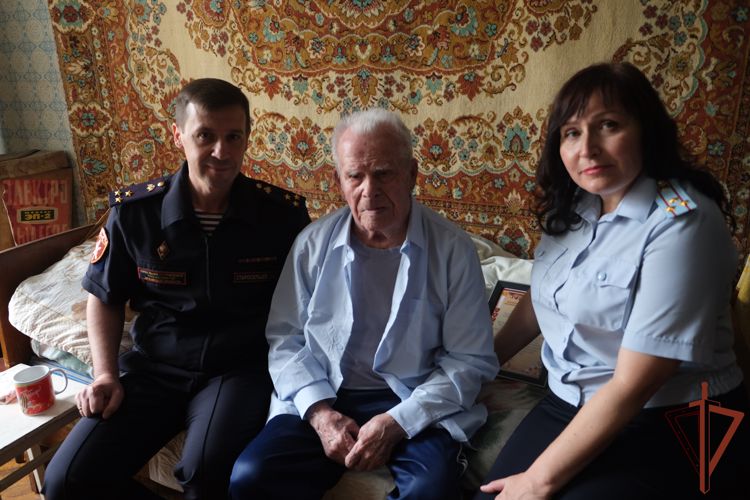Росгвардейцы поздравили В Орле ветерана Великой Отечественной войны со 102-летием 