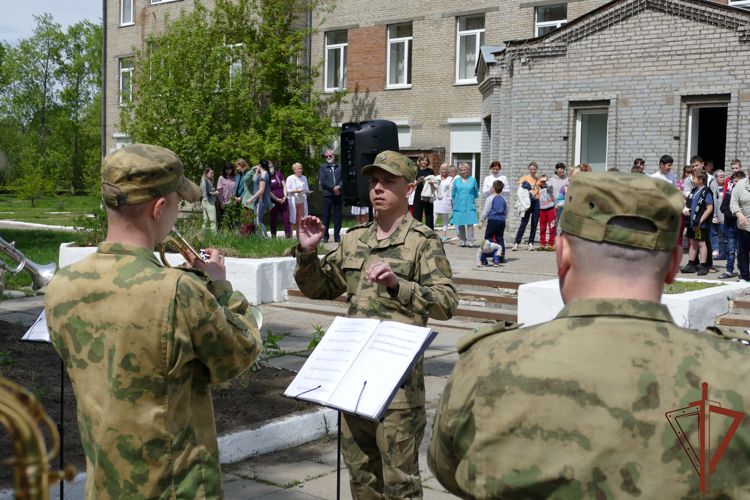 Росгвардейцы поздравили юных сибиряков с Днем защиты детей 