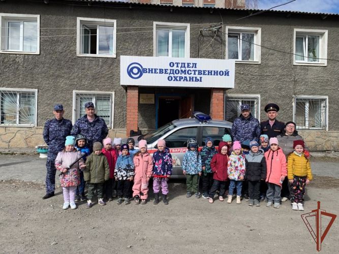 Представители Росгвардии показали уральским школьникам, как провести каникулы познавательно (видео)