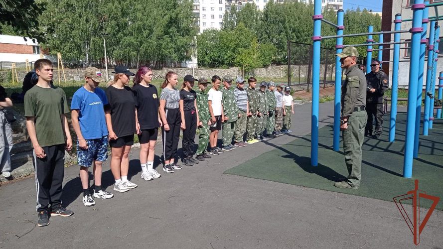 На Среднем Урале в отделении «Гвардейской смены» состоялась сдача нормативов на право ношения формы и головного убора Росгвардии