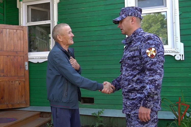  Росгвардеец спас жильцов загоревшегося дома в Кировской области