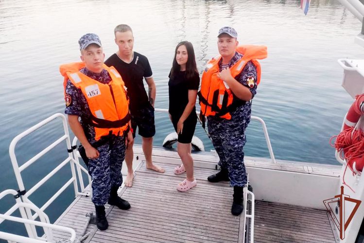 Экипаж катера Росгвардии спас двух туристов во время шторма в Крыму 