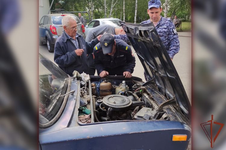 Росгвардейцы помогли пожилому автолюбителю в сложной дорожной ситуации