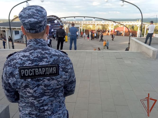 Росгвардия обеспечила безопасность во время празднования Дня молодежи в Сибири