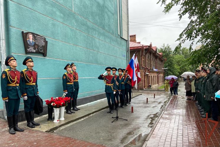 Мемориальную доску в память о погибшем военнослужащем Росгвардии открыли в Новосибирске