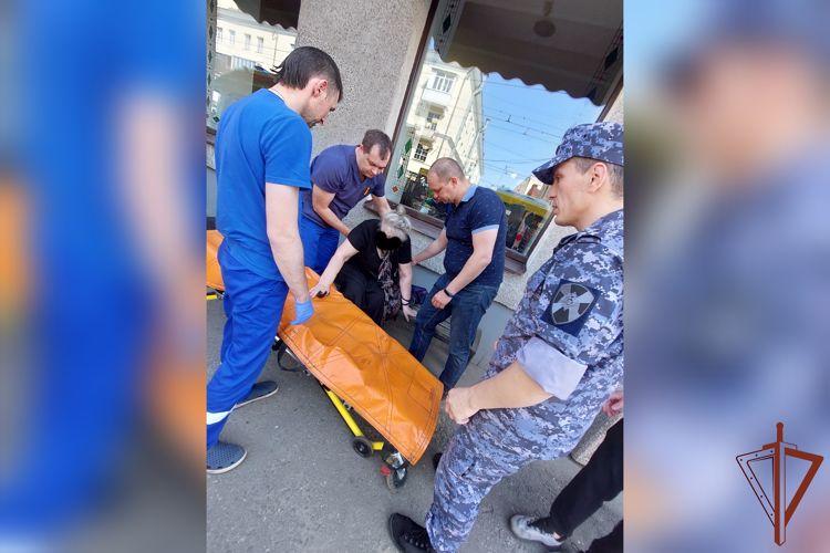 Росгвардейцы оказали помощь жительнице Ярославля, которой стало плохо на улице