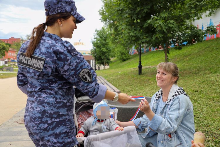  В посвященных Дню России мероприятиях принимают участие росгвардейцы Центрального округа 
