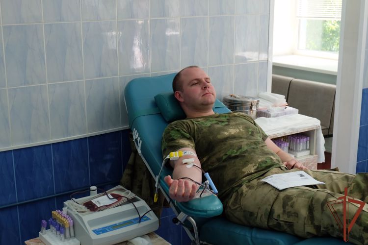 Всероссийскую акцию по сдаче донорской крови «От сердца к сердцу» поддержали росгвардейцы из Архангельска