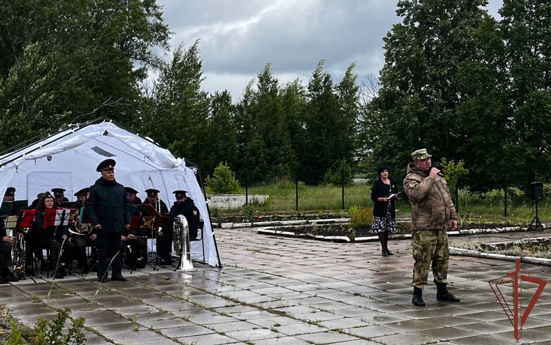 Представители Уральского округа Росгвардии приняли участие в памятных мероприятиях, посвященных Дню памяти и скорби