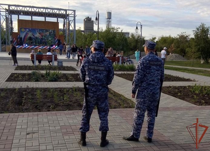 Росгвардейцы обеспечили безопасность выпускных вечеров в городах Сибири