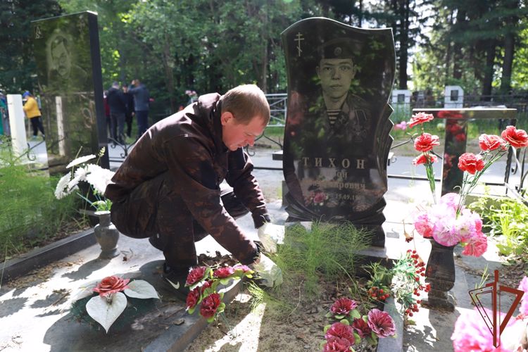 Представители Росгвардии облагородили в Югре места захоронения бойцов, павших в годы ВОВ и в локальных конфликтах