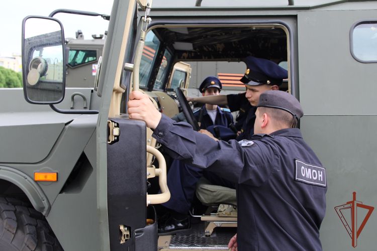 В рамках проекта «Каникулы с Росгвардией» бойцы ОМОН познакомили тюменских кадет со службой спецназа
