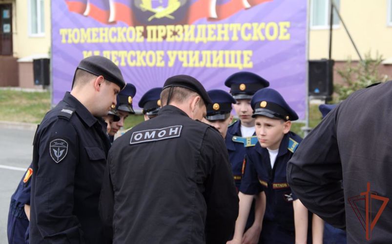 В рамках проекта «Каникулы с Росгвардией» бойцы ОМОН познакомили тюменских кадет со службой спецназа