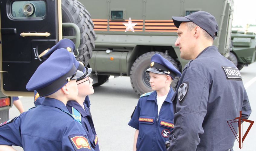 В рамках проекта «Каникулы с Росгвардией» бойцы ОМОН познакомили тюменских кадет со службой спецназа