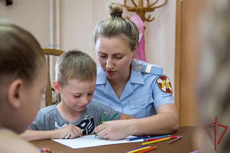 В Уральском округе Росгвардии состоялись мероприятия, приуроченные к 224-й годовщине со дня рождения А. С. Пушкина (видео)