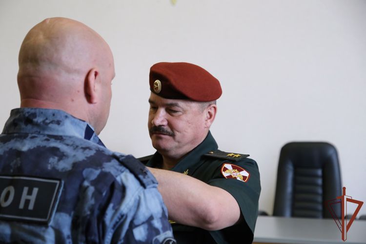 Врио командующего Уральским округом Росгвардии вручил в Челябинске награды участникам специальной военной операции