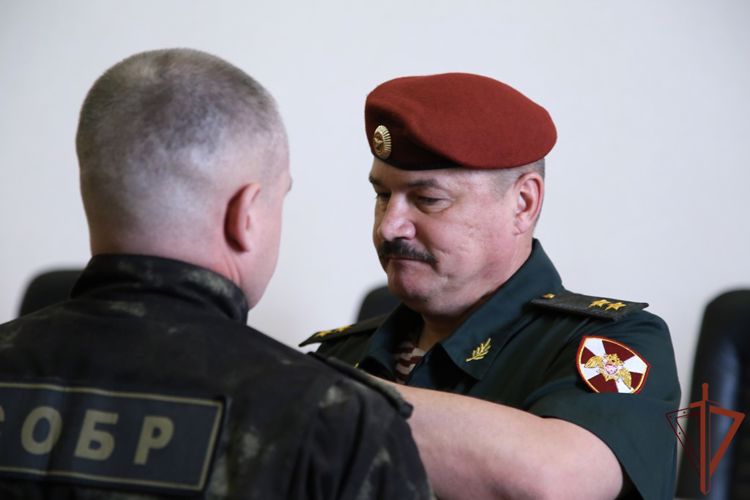 Врио командующего Уральским округом Росгвардии вручил в Челябинске награды участникам специальной военной операции