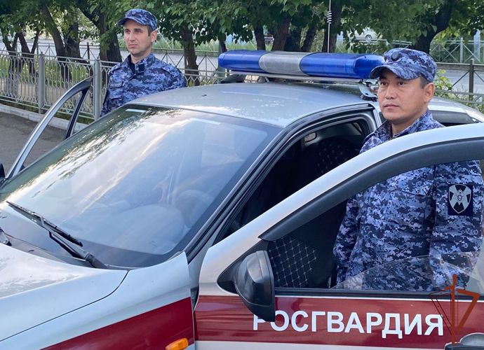 Росгвардейцы помогли вернуться домой потерявшемуся ребенку в Омске