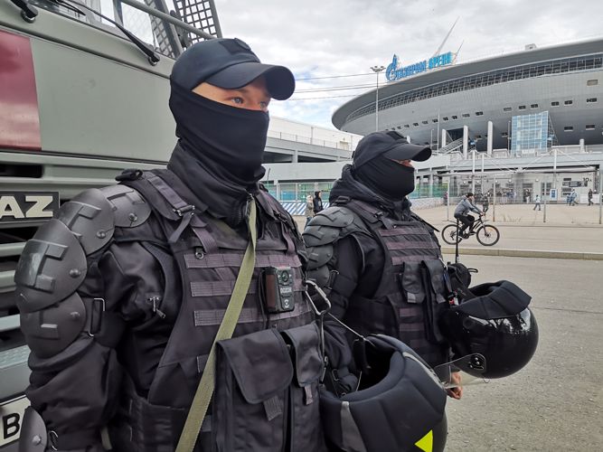 Росгвардейцы обеспечили безопасность матча Российской Премьер-Лиги по футболу в Санкт-Петербурге