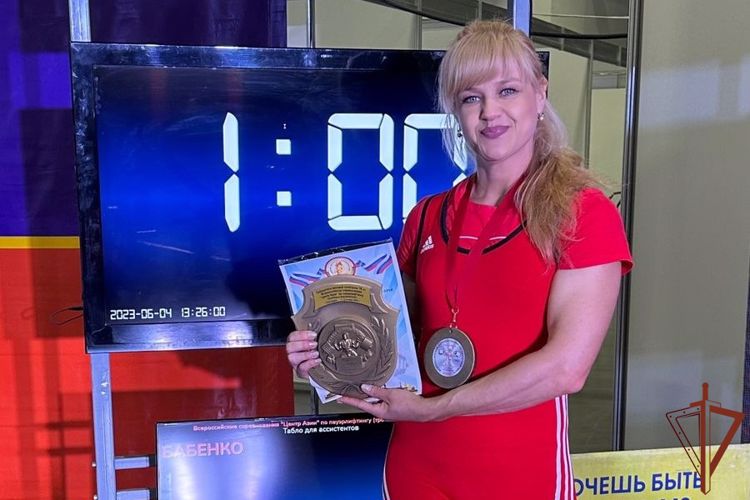 Спортсменка из Росгвардии завоевала «золото» на Всероссийских соревнованиях по пауэрлифтингу в Красноярске
