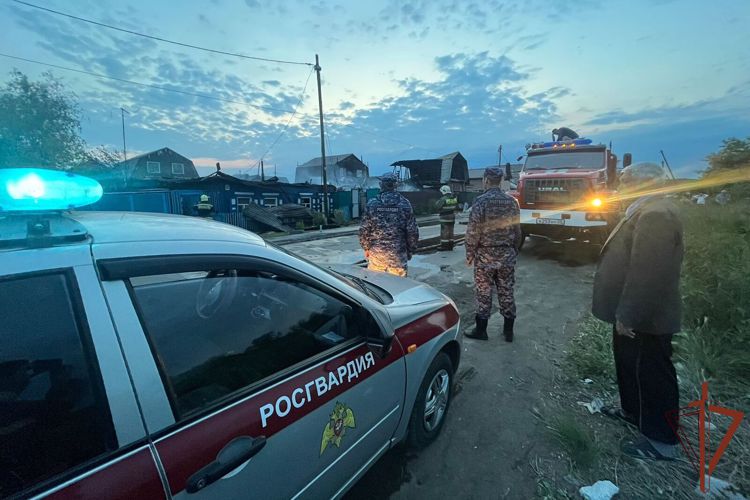 Росгвардейцы  спасли  детей из горящего дома в Омске