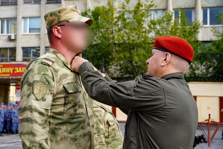 Командующий СЗО Росгвардии вручил награды кинологам, отличившимся в СВО (видео)