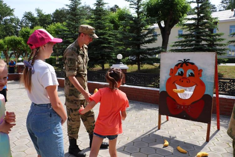 Росгвардейцы устроили в Озерске праздник для детей участников СВО