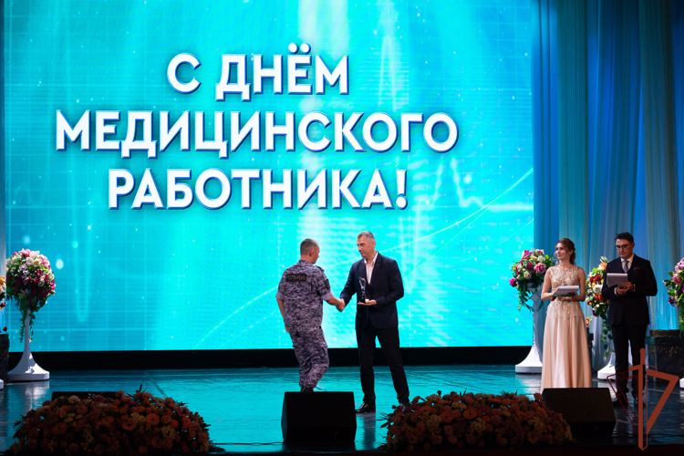 Спасшего пожилых супругов из горящего дома росгвардейца наградили в Краснодаре