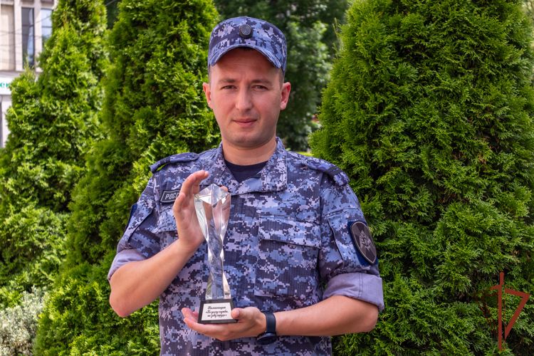 Спасшего пожилых супругов из горящего дома росгвардейца наградили в Краснодаре